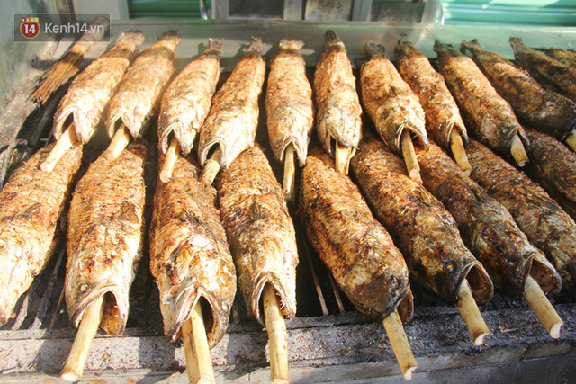 2.000 con cá lóc nướng bán sạch trong một buổi sáng, nhiều gia đình ở Sài Gòn kiếm tiền khủng trong ngày vía Thần tài - Ảnh 11.