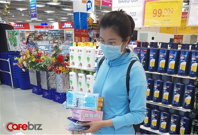 Đại gia sở hữu hơn 800 siêu thị tại Việt Nam: Trong 5 ngày qua bán hết hơn 3 triệu khẩu trang, sẽ duy trì đưa ra thị trường 200.000 khẩu trang và 10.000 chai nước rửa tay mỗi ngày, cam kết bán đúng giá - Ảnh 1.