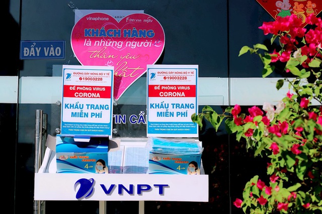 VNPT phát khẩu trang miễn phí cho khách đến điểm giao dịch để phòng chống dịch virus nCoV - Ảnh 2.