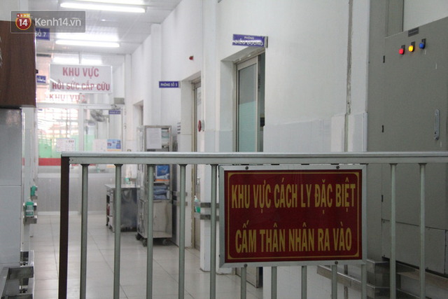 Ảnh: Bệnh nhân nhiễm virus Corona vui mừng khi được xuất viện, cảm ơn các bác sĩ Việt Nam đã tận tình cứu chữa - Ảnh 1.
