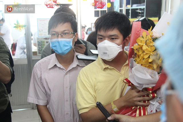 Ảnh: Bệnh nhân nhiễm virus Corona vui mừng khi được xuất viện, cảm ơn các bác sĩ Việt Nam đã tận tình cứu chữa - Ảnh 11.