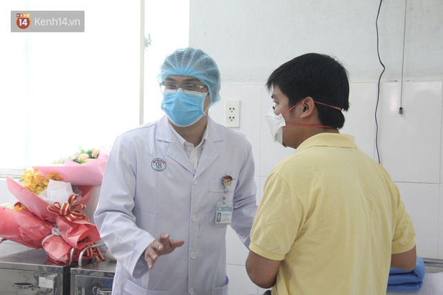 Ảnh: Bệnh nhân nhiễm virus Corona vui mừng khi được xuất viện, cảm ơn các bác sĩ Việt Nam đã tận tình cứu chữa - Ảnh 13.