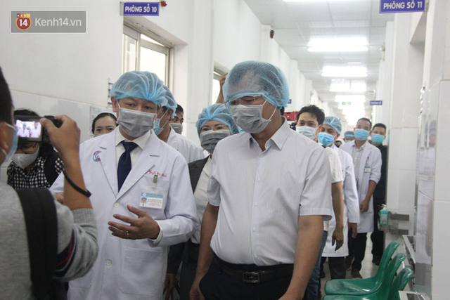 Ảnh: Bệnh nhân nhiễm virus Corona vui mừng khi được xuất viện, cảm ơn các bác sĩ Việt Nam đã tận tình cứu chữa - Ảnh 9.