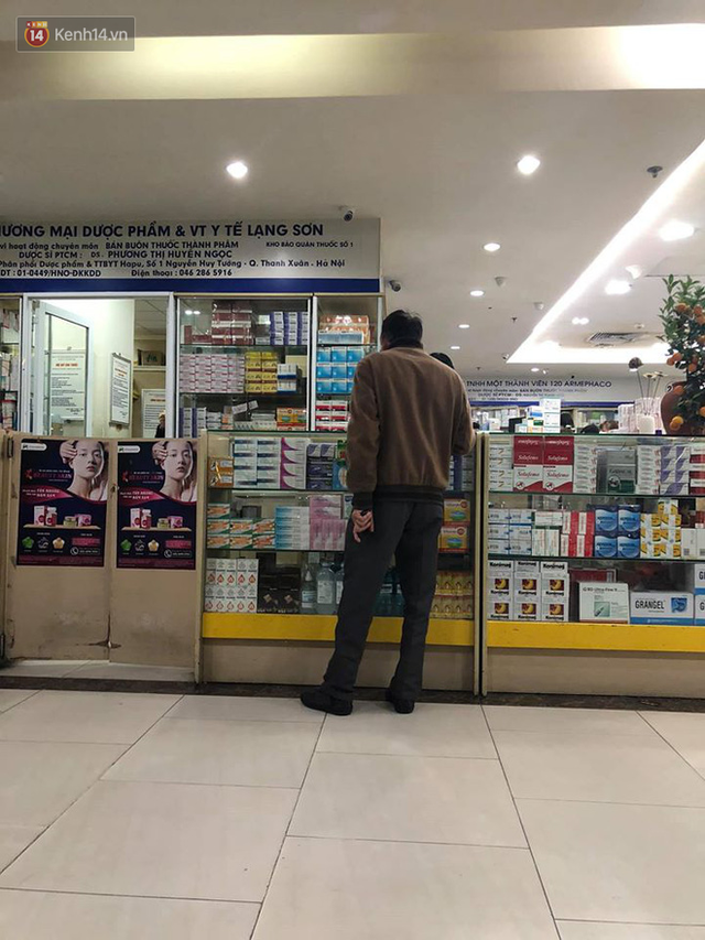 Hàng loạt cửa hàng thuốc ở Hapulico tháo biển không bán khẩu trang, nước rửa tay, miễn hỏi” sau khi công an vào cuộc - Ảnh 1.