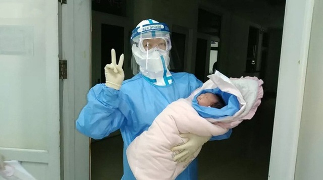 1 em bé người Vũ Hán nhiễm virus corona ngay sau khi chào đời 30 giờ đồng hồ, nguyên nhân nhiễm bệnh khiến ai cũng thương xót - Ảnh 2.