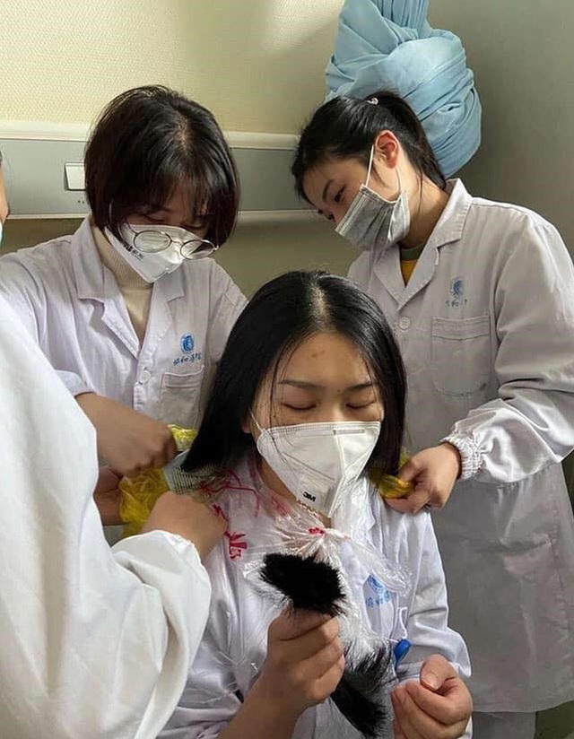 Nhìn loạt ảnh mặt biến dạng do đeo khẩu trang, phải cắt tóc, mặc bỉm cả ngày... của đội y tá, bác sĩ ở Vũ Hán để thấy ngành này khổ thế nào - Ảnh 2.