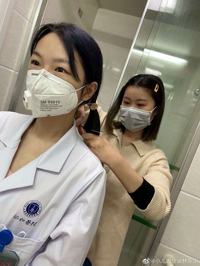 Nhìn loạt ảnh mặt biến dạng do đeo khẩu trang, phải cắt tóc, mặc bỉm cả ngày... của đội y tá, bác sĩ ở Vũ Hán để thấy ngành này khổ thế nào - Ảnh 9.