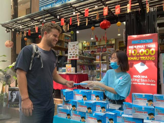 First News tặng 10.000 khẩu trang miễn phí tại đường sách Nguyễn Văn Bình - Ảnh 1.