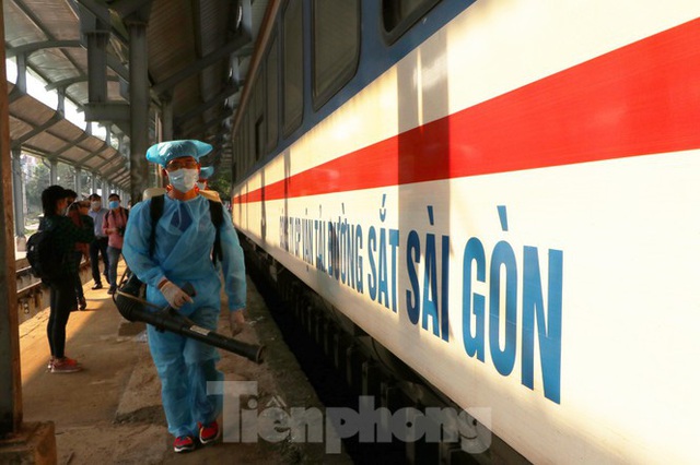 Tận thấy quy trình khử trùng tàu hỏa trước khi chở khách ở ga Sài Gòn - Ảnh 2.