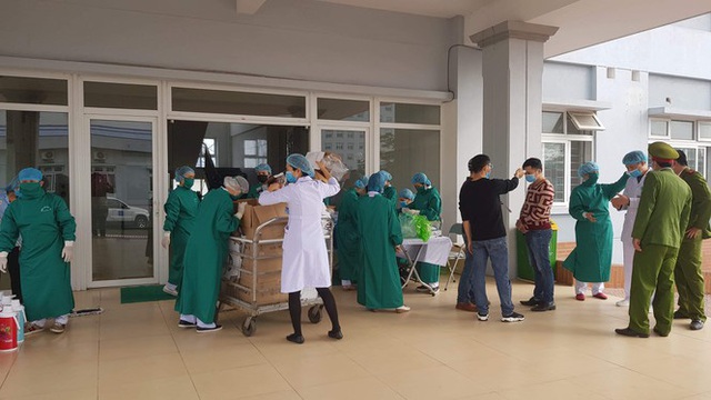 Trực tiếp bên trong bệnh viện cách ly đặc biệt hơn 300 người về từ Trung Quốc - Ảnh 1.