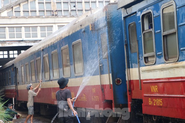 Tận thấy quy trình khử trùng tàu hỏa trước khi chở khách ở ga Sài Gòn - Ảnh 11.