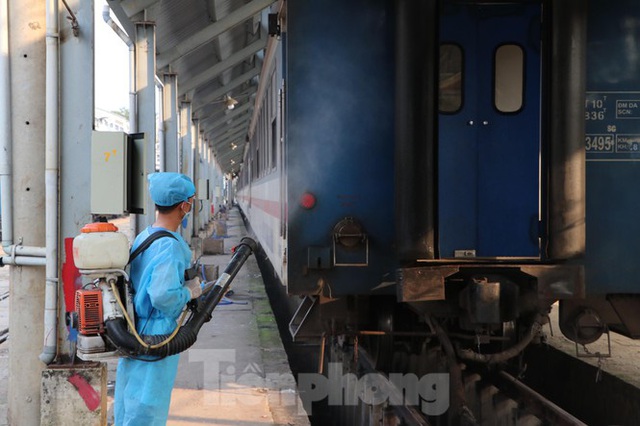 Tận thấy quy trình khử trùng tàu hỏa trước khi chở khách ở ga Sài Gòn - Ảnh 9.