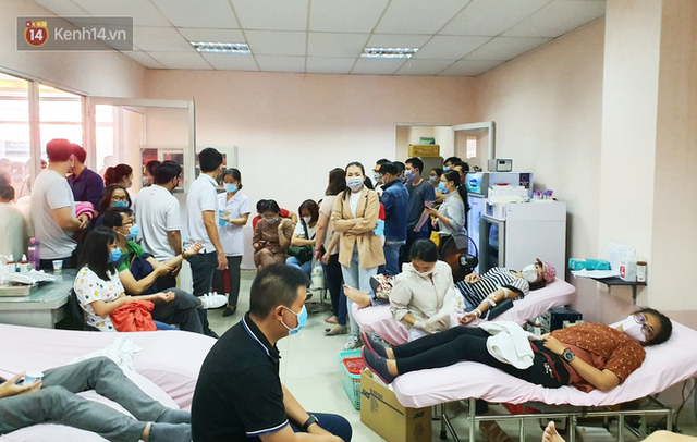 Cạn kiệt nguồn dự trữ máu giữa dịch bệnh virus Corona, hàng trăm bạn trẻ Sài Gòn vui vẻ xếp hàng đi hiến máu cứu người - Ảnh 2.