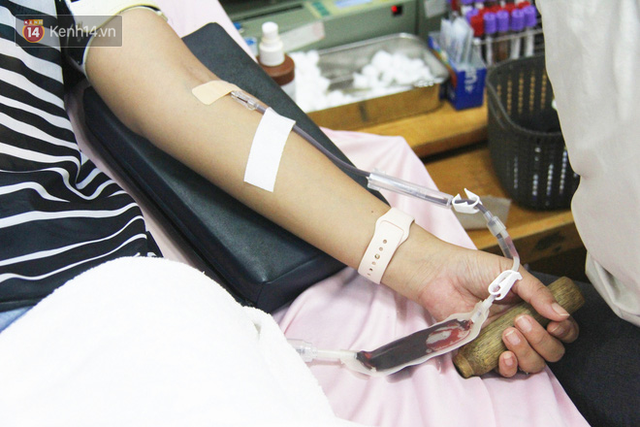 Cạn kiệt nguồn dự trữ máu giữa dịch bệnh virus Corona, hàng trăm bạn trẻ Sài Gòn vui vẻ xếp hàng đi hiến máu cứu người - Ảnh 12.