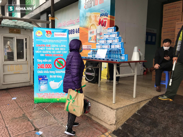  Người dân bỏ làm, đội mưa lạnh đứng đợi nhận khẩu trang miễn phí tại chợ thuốc lớn nhất Hà Nội - Ảnh 13.