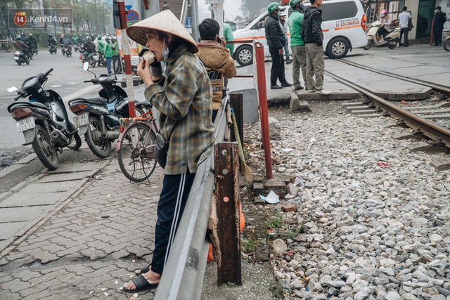 Khi người dân chen nhau mua bằng được khẩu trang để bảo vệ chính mình nhưng lại vứt tràn lan ra ngoài môi trường - Ảnh 18.