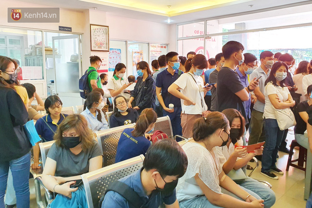 Cạn kiệt nguồn dự trữ máu giữa dịch bệnh virus Corona, hàng trăm bạn trẻ Sài Gòn vui vẻ xếp hàng đi hiến máu cứu người - Ảnh 3.