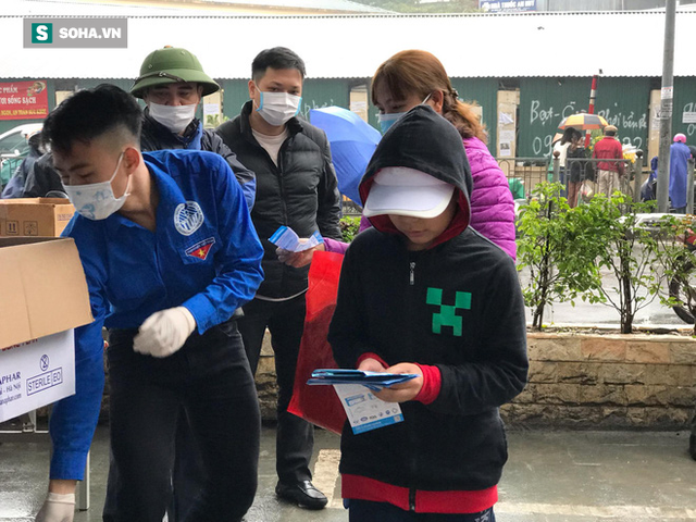  Người dân bỏ làm, đội mưa lạnh đứng đợi nhận khẩu trang miễn phí tại chợ thuốc lớn nhất Hà Nội - Ảnh 7.