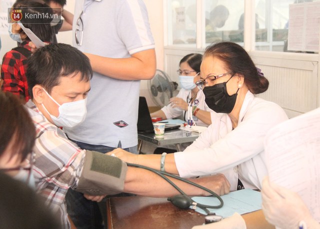 Cạn kiệt nguồn dự trữ máu giữa dịch bệnh virus Corona, hàng trăm bạn trẻ Sài Gòn vui vẻ xếp hàng đi hiến máu cứu người - Ảnh 8.