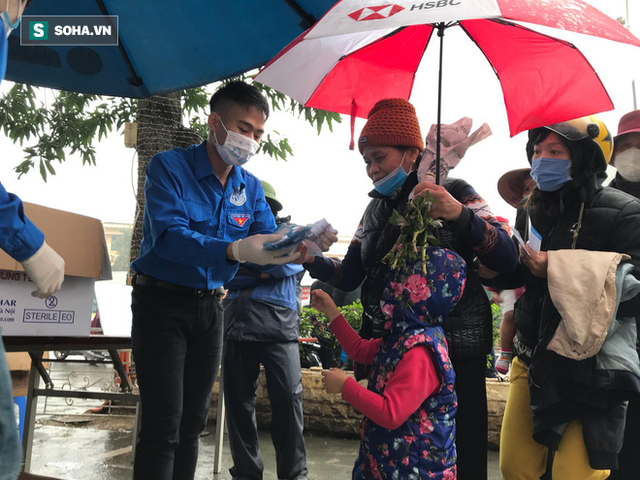  Người dân bỏ làm, đội mưa lạnh đứng đợi nhận khẩu trang miễn phí tại chợ thuốc lớn nhất Hà Nội - Ảnh 9.