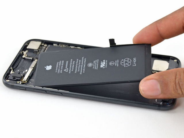 Apple bị phạt 25 triệu euro vì cố tình làm chậm iPhone - Ảnh 1.