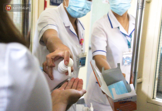 TP.HCM: Cận cảnh khu cách ly nam Việt kiều Mỹ nhiễm virus Corona, bệnh nhân vẫy tay chào khi được mọi người đến thăm - Ảnh 11.
