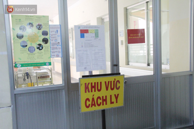 TP.HCM: Cận cảnh khu cách ly nam Việt kiều Mỹ nhiễm virus Corona, bệnh nhân vẫy tay chào khi được mọi người đến thăm - Ảnh 7.