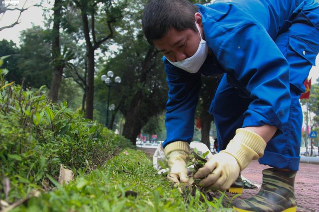  Khách nước ngoài tại Hà Nội không đeo khẩu trang thản nhiên ôm hôn giữa dịch Covid-19  - Ảnh 5.