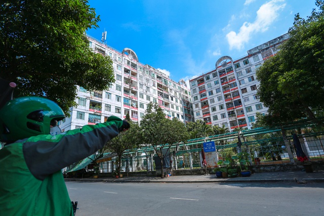  [ẢNH] Phong toả chung cư có ca nhiễm Covid-19 thứ 48 ở Sài Gòn, cư dân phải nhận tiếp tế lương thực qua hàng rào - Ảnh 1.