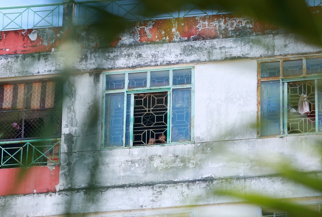  [ẢNH] Phong toả chung cư có ca nhiễm Covid-19 thứ 48 ở Sài Gòn, cư dân phải nhận tiếp tế lương thực qua hàng rào - Ảnh 15.