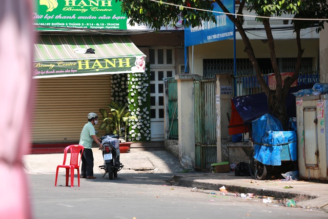  [ẢNH] Phong toả chung cư có ca nhiễm Covid-19 thứ 48 ở Sài Gòn, cư dân phải nhận tiếp tế lương thực qua hàng rào - Ảnh 16.