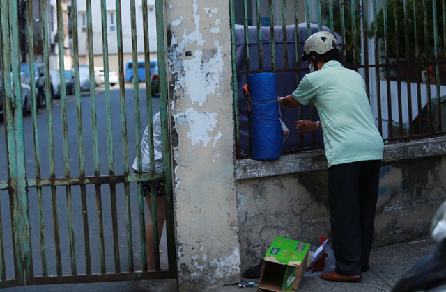  [ẢNH] Phong toả chung cư có ca nhiễm Covid-19 thứ 48 ở Sài Gòn, cư dân phải nhận tiếp tế lương thực qua hàng rào - Ảnh 17.