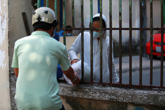  [ẢNH] Phong toả chung cư có ca nhiễm Covid-19 thứ 48 ở Sài Gòn, cư dân phải nhận tiếp tế lương thực qua hàng rào - Ảnh 18.