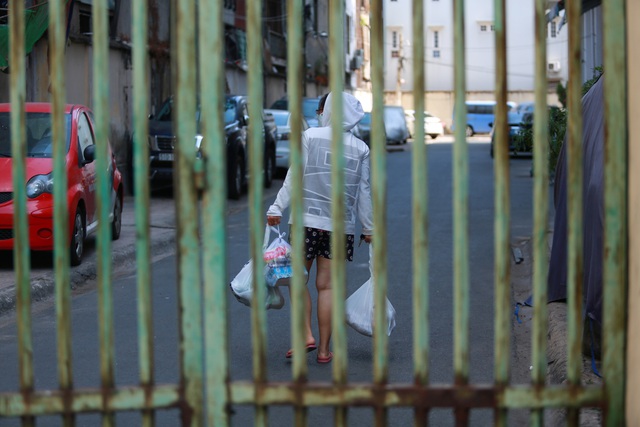  [ẢNH] Phong toả chung cư có ca nhiễm Covid-19 thứ 48 ở Sài Gòn, cư dân phải nhận tiếp tế lương thực qua hàng rào - Ảnh 19.