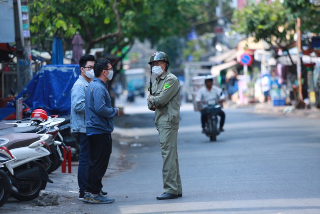  [ẢNH] Phong toả chung cư có ca nhiễm Covid-19 thứ 48 ở Sài Gòn, cư dân phải nhận tiếp tế lương thực qua hàng rào - Ảnh 4.
