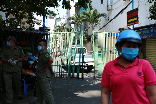  [ẢNH] Phong toả chung cư có ca nhiễm Covid-19 thứ 48 ở Sài Gòn, cư dân phải nhận tiếp tế lương thực qua hàng rào - Ảnh 5.