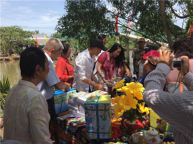 Những lần Thuỷ Tiên - Công Vinh đồng vợ đồng chồng làm việc tốt: Chẳng ngại chi tiền tỷ, ở đâu có lũ có hạn ở đó có cặp đôi - Ảnh 7.