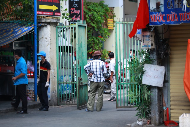  [ẢNH] Phong toả chung cư có ca nhiễm Covid-19 thứ 48 ở Sài Gòn, cư dân phải nhận tiếp tế lương thực qua hàng rào - Ảnh 6.