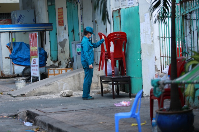  [ẢNH] Phong toả chung cư có ca nhiễm Covid-19 thứ 48 ở Sài Gòn, cư dân phải nhận tiếp tế lương thực qua hàng rào - Ảnh 7.