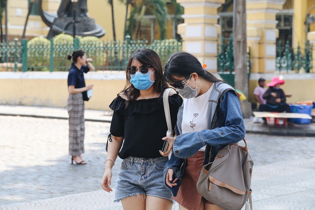 Ngày đầu áp dụng việc đeo khẩu trang nơi công cộng: Người đeo người không, nhiều du khách nước ngoài vẫn chưa thực hiện đúng quy định - Ảnh 20.