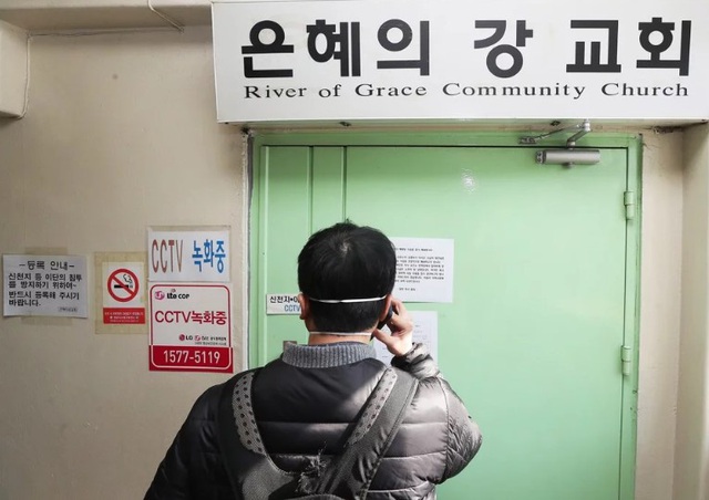 Nhà thờ Hàn Quốc xịt nước muối vào miệng tín đồ để diệt virus corona, kết quả là lây Covid-19 cho 46 người vì dùng chung bình xịt và không khử trùng - Ảnh 2.