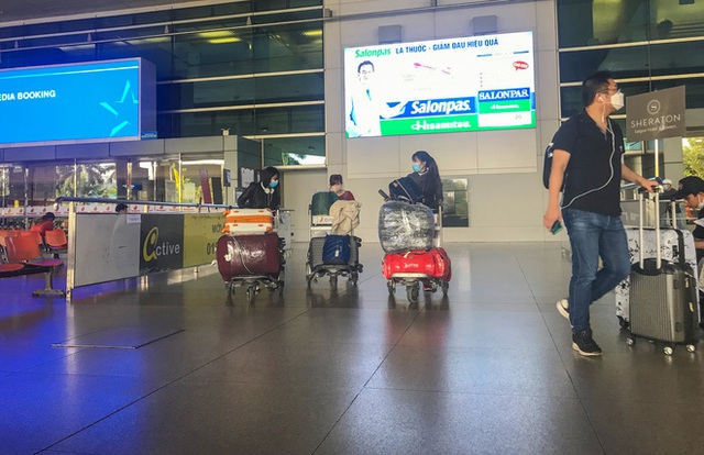 Người dân mặc đồ bảo hộ kín mít ra sân bay, ga quốc tế Tân Sơn Nhất hoang vắng lạ thường - Ảnh 11.