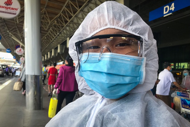 Người dân mặc đồ bảo hộ kín mít ra sân bay, ga quốc tế Tân Sơn Nhất hoang vắng lạ thường - Ảnh 7.