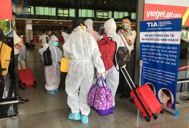 Người dân mặc đồ bảo hộ kín mít ra sân bay, ga quốc tế Tân Sơn Nhất hoang vắng lạ thường - Ảnh 10.