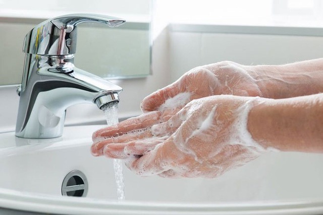 Rửa tay liên tục để phòng chống Covid-19, liệu có cần phải tháo bỏ nhẫn cưới hoặc các đồ trang sức khác? - Ảnh 3. Rửa tay liên tục để phòng chống Covid-19, liệu có cần phải tháo bỏ nhẫn cưới hoặc các đồ trang sức khác? - Ảnh 3.