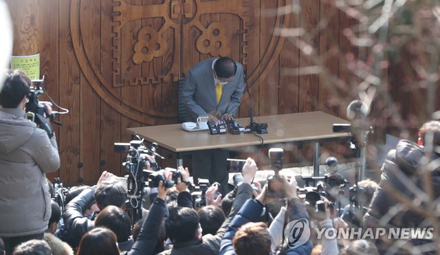  Giáo chủ Tân Thiên Địa Lee Man-hee quỳ gối xin lỗi người dân Hàn Quốc: Tôi không còn mặt mũi nào nữa - Ảnh 1.