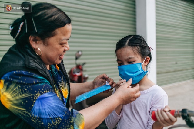 Một phụ huynh ở Hà Nội bỏ hơn 200 triệu may 40.000 khẩu trang phát miễn phí cho bà con và những điều tử tế tiếp nối - Ảnh 14.