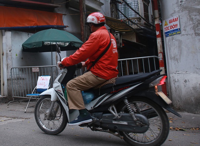  Người dân khu nữ nhân viên y tế mắc Covid-19 sinh sống tự phun thuốc tiêu trùng, khử độc - Ảnh 1.