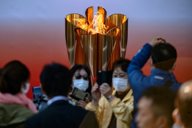  Bất chấp chính quyền kêu gọi ở nhà, hàng chục nghìn người Nhật Bản vẫn xếp hàng đi xem ngọn đuốc Olympic giữa mùa dịch Covid-19 - Ảnh 1.