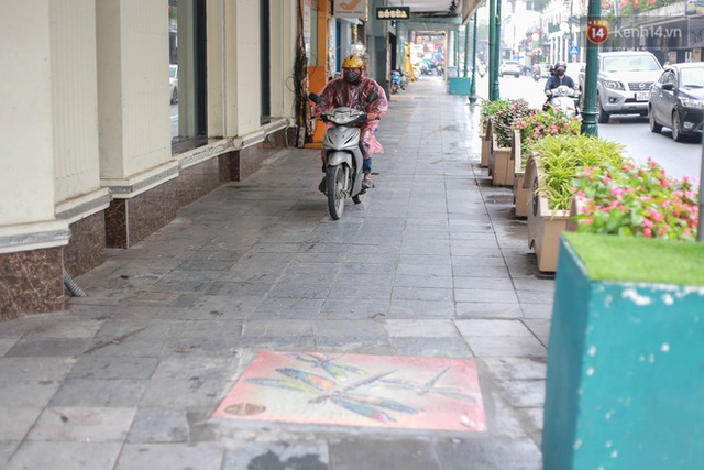 Ảnh: Nắp cống, hố ga “vô tri, vô giác” tại phố đi bộ Hà Nội biến thành tác phẩm nghệ thuật đẹp như tranh vẽ - Ảnh 11.